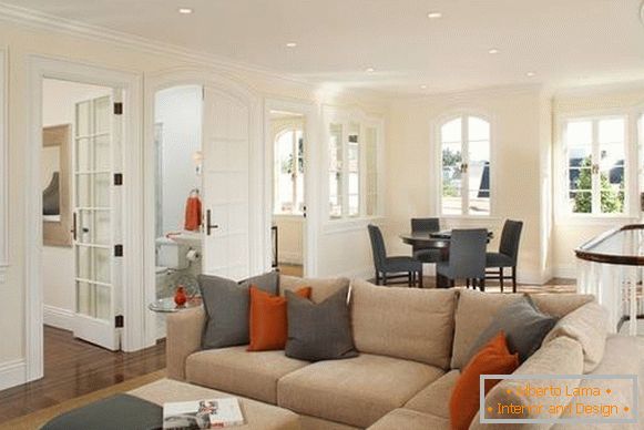 Kombinacija sive i narančaste boje u unutrašnjosti dnevne sobe