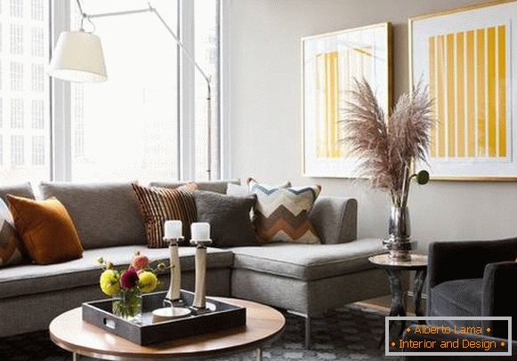 Siva kauč i tepih u kombinaciji s drugim bojama u unutrašnjosti