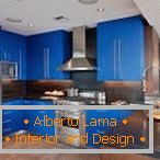 Svijetla sjena plave boje u unutrašnjosti kuhinje
