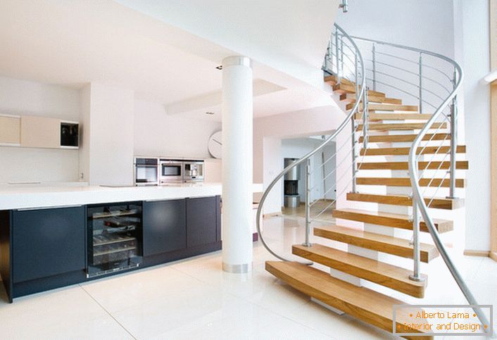 Laganost i jednostavnost dizajna stepenica naglašava lakonski oblik prostranog interijera kuće.