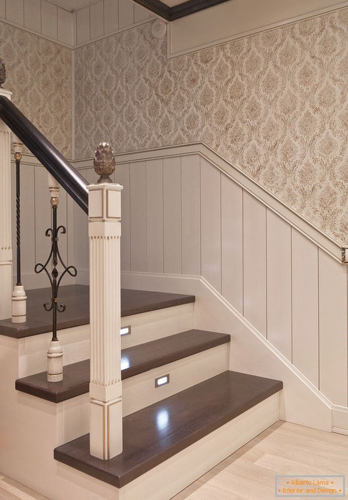Filigranska besprijekornost klasičnog stubišta za malu ladanjsku kuću.