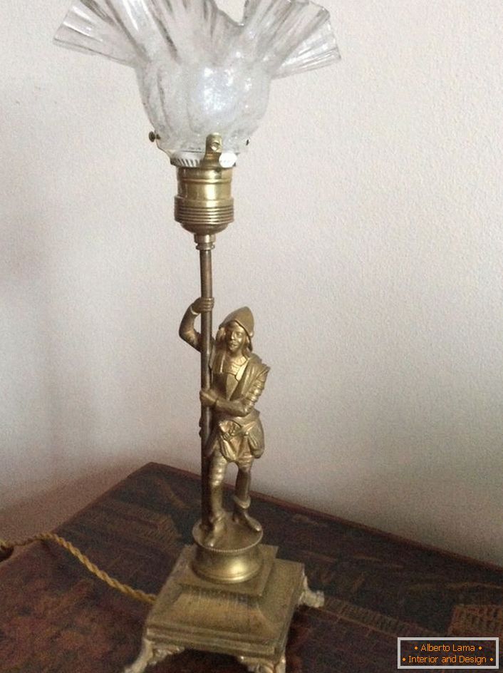 Stilizirani svijećnjak s plafondom - kreativna svjetiljka za noćni ormarić.