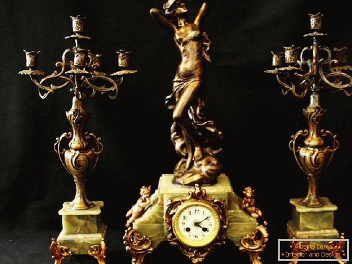 Klasični set - dva brončana kandelabra i izvrsni satovi. Idealan ukras za kamin.