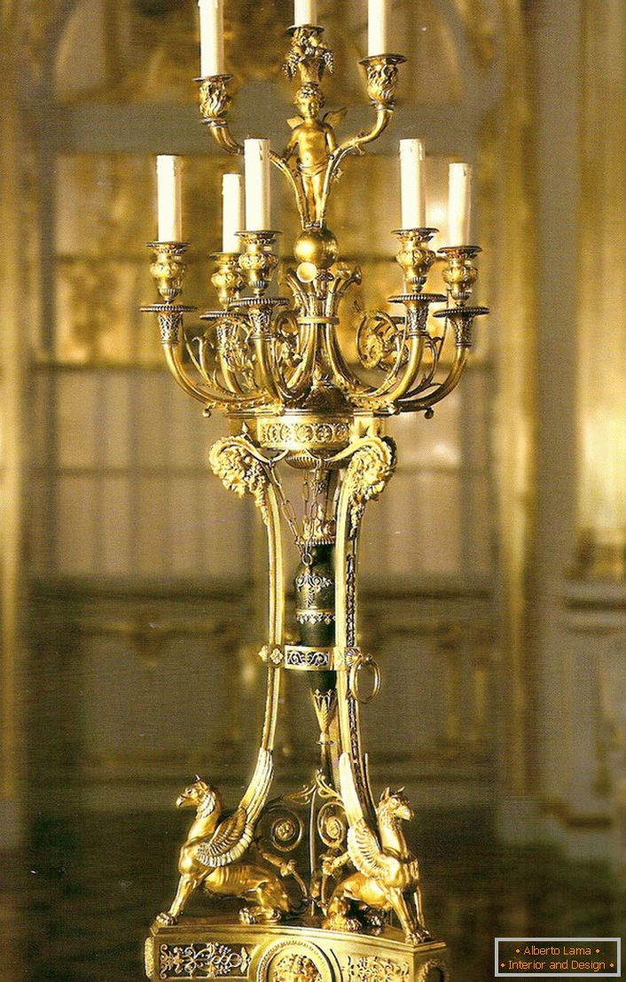 Plemeniti, rafinirani zlatni svijećnjak za devet svijeća ukrašit će unutrašnjost svake kuće ili lovačkog doma.