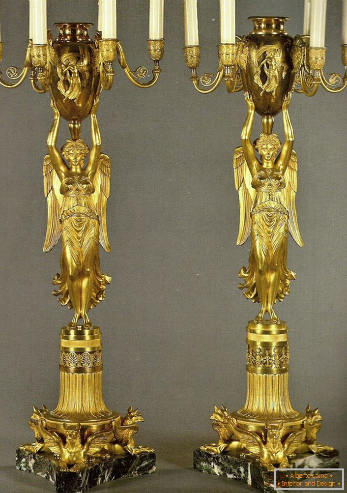 Par identičnog zlatnog svijećnjaka ukrasite spavaću sobu u baroknom stilu. 
