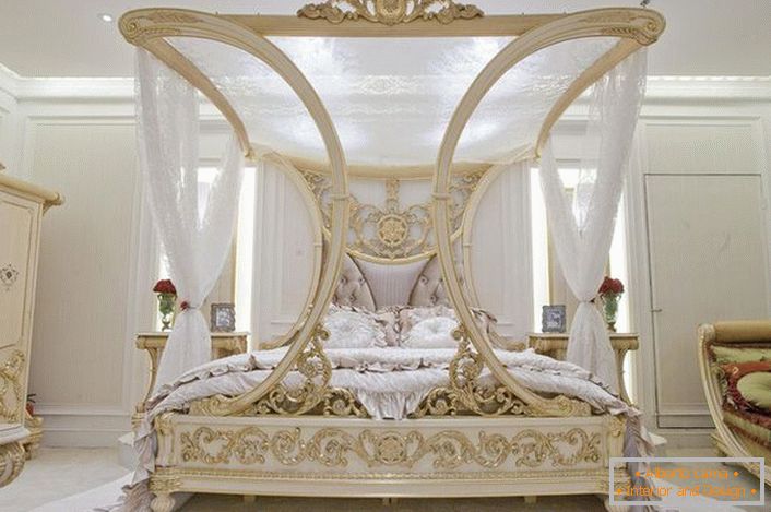 Luksuzni krevet s baldahinom postaje kulminacija dizajna projekta spavaće sobe u secesijskom stilu.