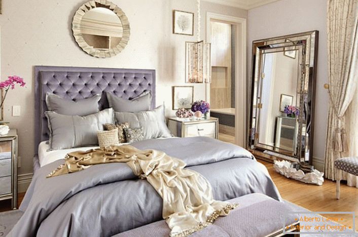 Moderan dizajn pompozne spavaće sobe u secesijskom stilu. Iako ovaj opseg nije osebujni za stil, interijer izgleda elegantno i djelotvorno. 