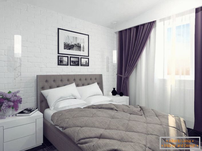 Zanimljiva odluka dizajna je zid u glavi kreveta, simulirajući opeke.