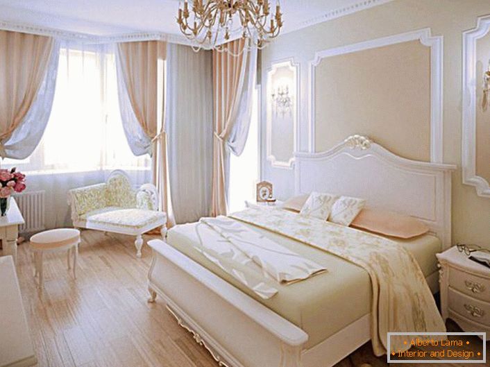 Spavaća soba u modernom stilu boja breskve pravi je izbor za obiteljski gnijezdo.
