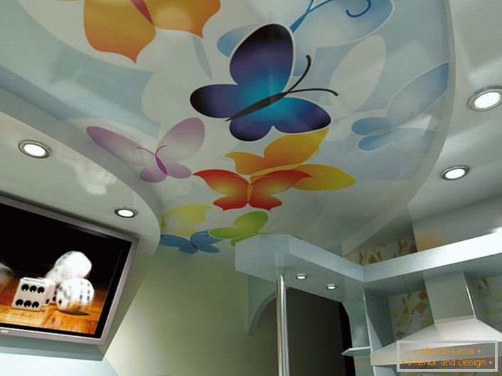 Svjetlosni zrak za ukrašavanje kuhinje. Stropni stropovi se razlikuju ne samo po atraktivnom izgledu, nego iu praktičnosti.