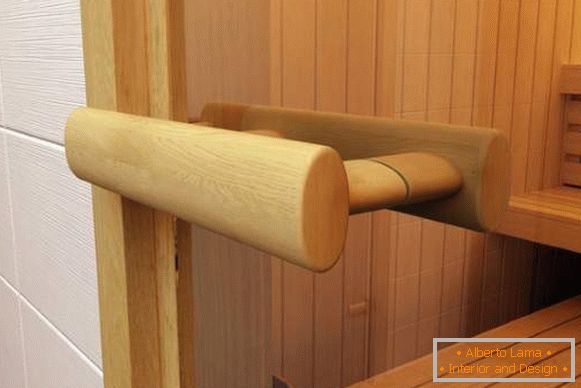 Drvena ručka za staklena vrata u sauni od vapna