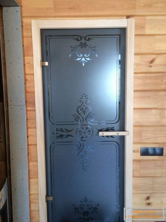 Neobična staklena vrata za saune i kupke iz neprozirnog stakla