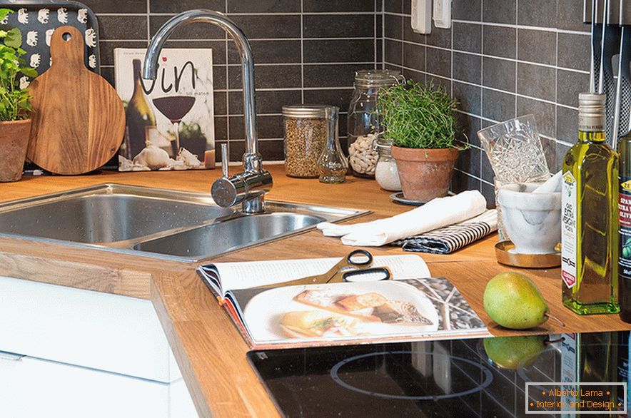 Dizajn udobne kuhinje u potkrovlju u švedskom gradu