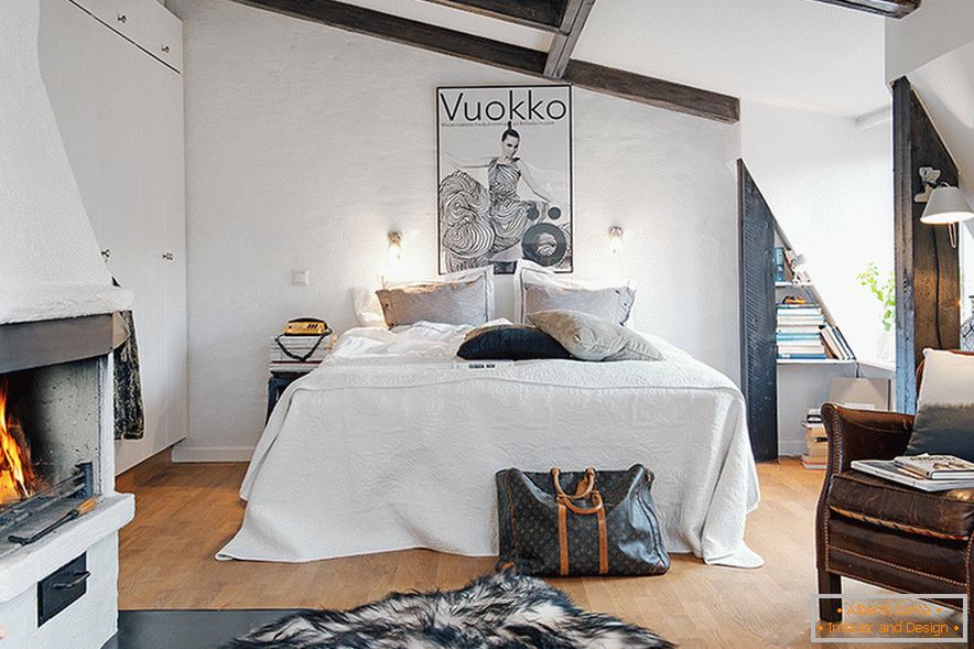 Krevet u unutrašnjosti udobnog potkrovlja u švedskom gradu