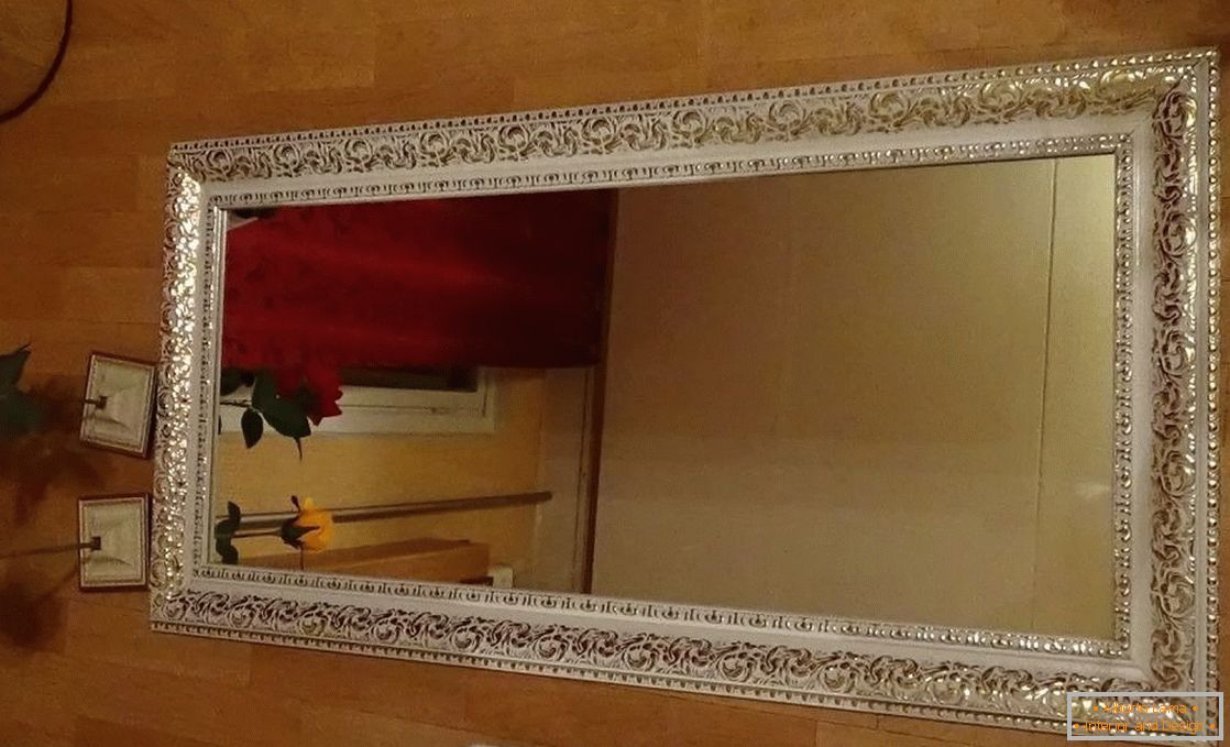 Zrcalo s okvirom s ploče za podrezivanje