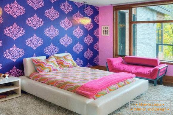 Oblik lijepljenja zidova s ​​različitim pozadinama - fotografija spavaće sobe