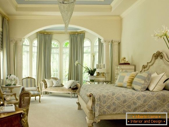 Visoki lučni prozori - fotografija spavaće sobe u klasičnom stilu