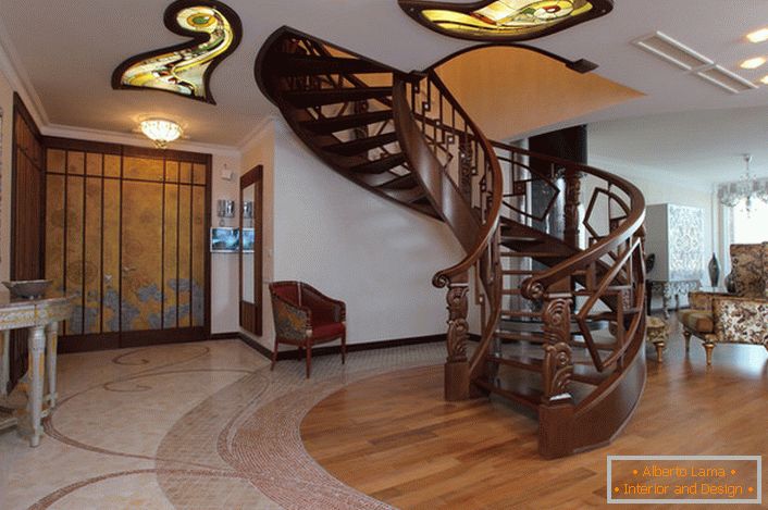 Dvorana u modernom stilu s spiralnim stubištem na drugom katu opremljena je