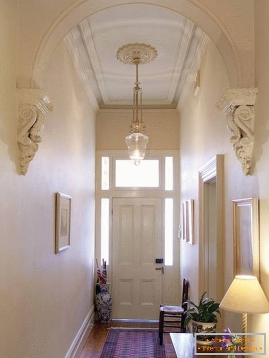 Koridor i predsoblje u klasičnom stilu s štukoom