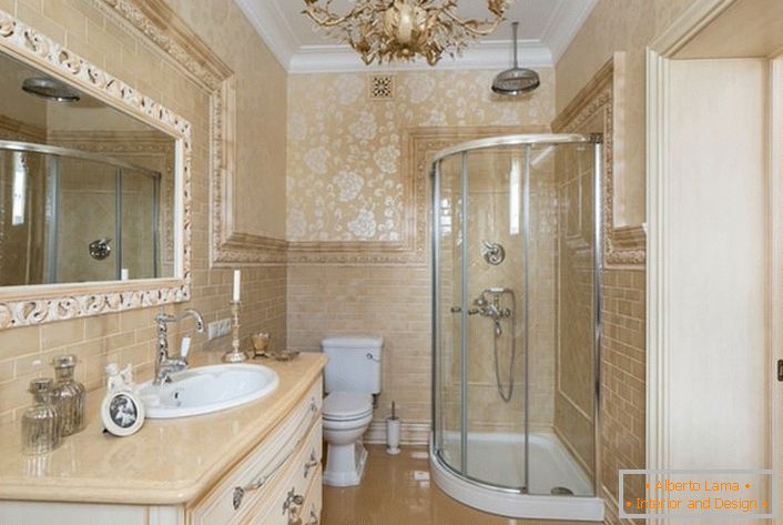 Kupaonica je uređena u neoklasičnom stilu. Veliko ogledalo, uokvireno širokim okvirom, čini sliku kompletnom.