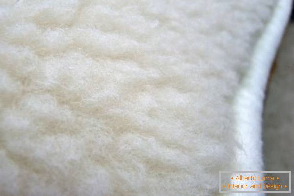 Kako odrediti kvalitetu sofe - poliester vlakana s dolje