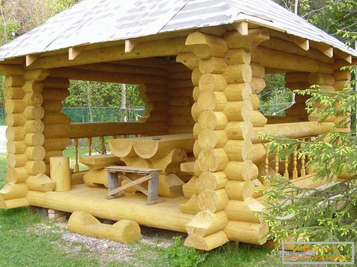 Chalet u planinskom stilu opremljena je kreativnim namještajem iz drvenog okvira.
