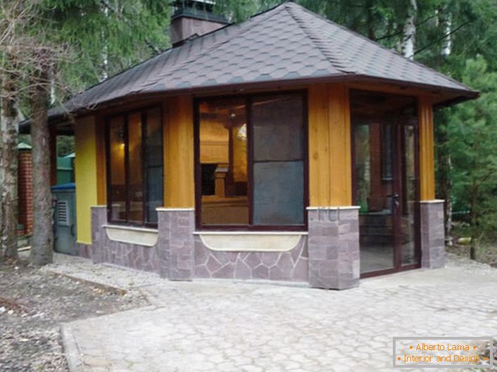 Zimska sjenica u stilu planinske kuće idealno je rješenje za projektiranje prigradskog prostora.
