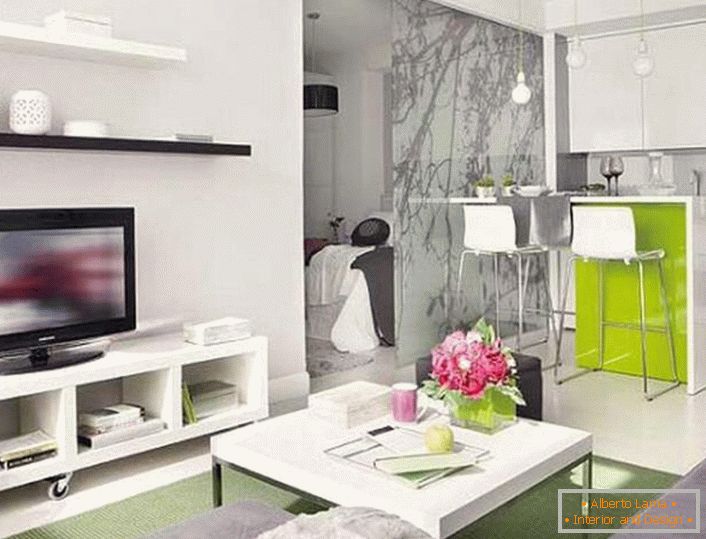 Mali studio apartman zahvaljujući kompetentnom izgledu postaje punopravno stan s odvojenom spavaćom sobom koja je ograđena elegantnom staklenom podjelom.