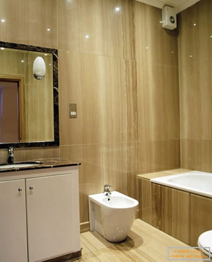 Lakonski interijer kupaonice u stilu minimalizma organski se uklapa u mali prostor.