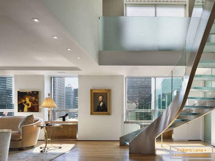 Interijer u secesijskom stilu dizajniran je u skladu sa zahtjevima za projektiranje dvokatnih apartmana. Elegantne, glatke linije namještaja i stepenice čine atmosferu pozivno ugodnom.