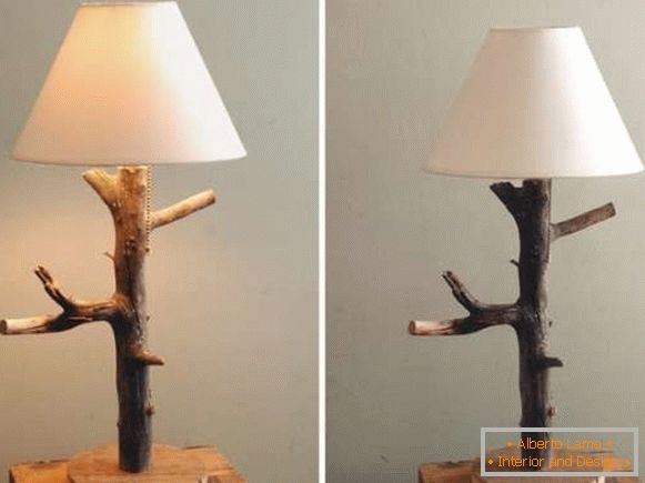 Domaća stolna svjetiljka od drveta - fotografija