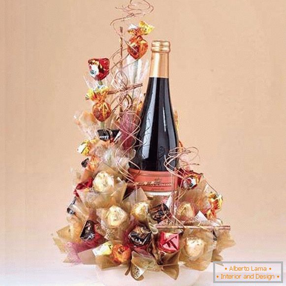 Kako ukrasiti bocu šampanjca s slatkišima на праздник