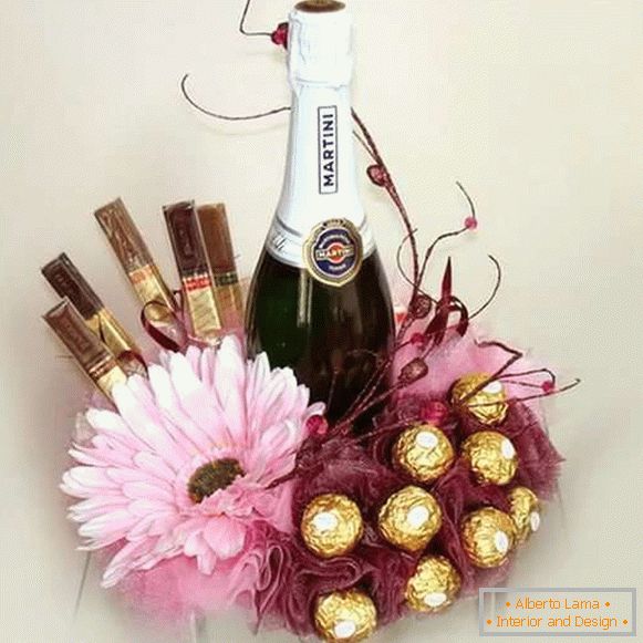 Dekoracija boca šampanjca s bombonima i cvijećem - fotografija