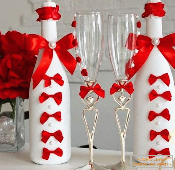 Dekoracija boca šampanjca za vjenčanje s vrpcama i perlama