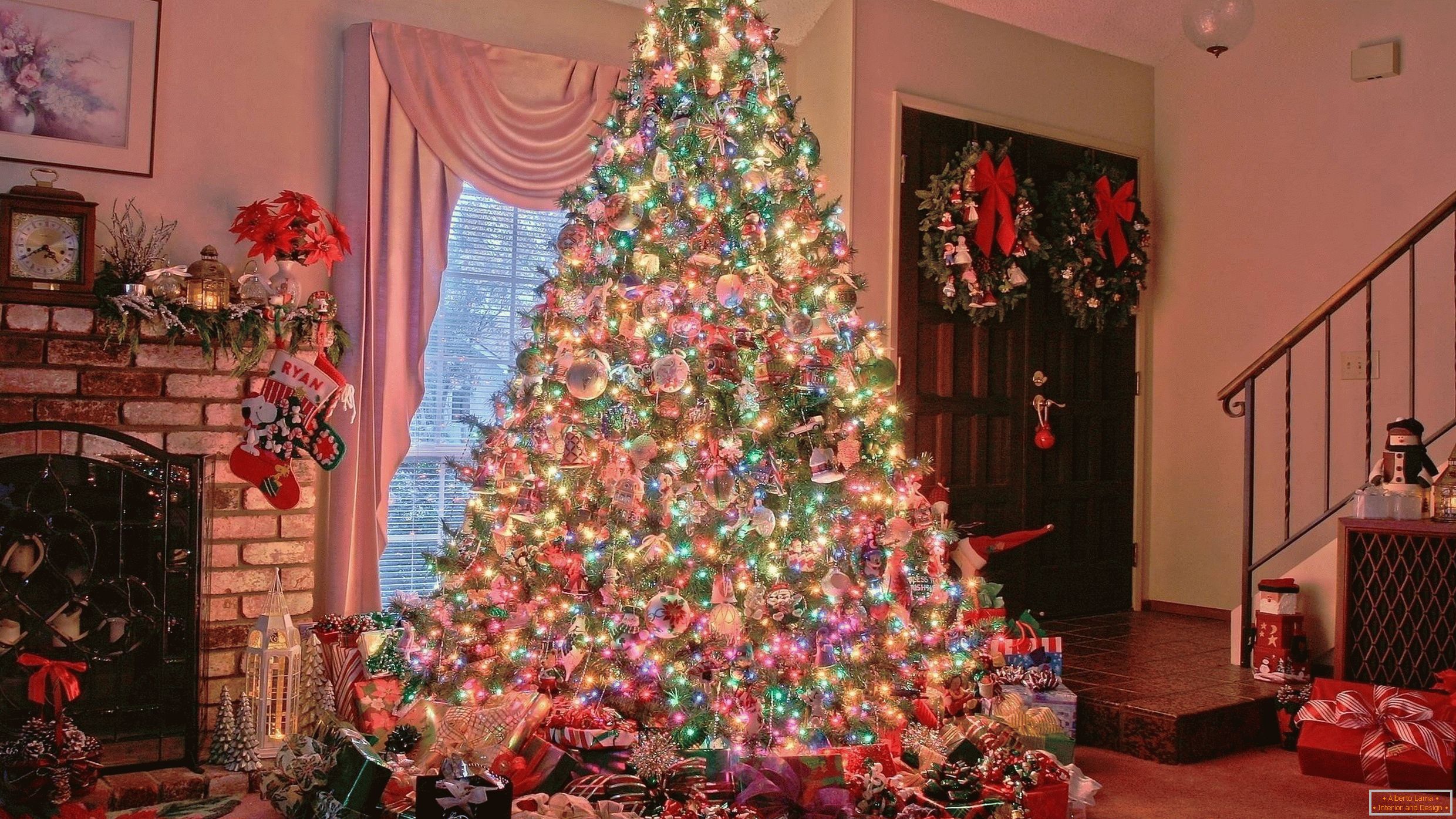 Božićno drvce uz kamin