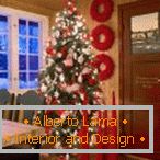 Garniture na prozoru i božićno drvce