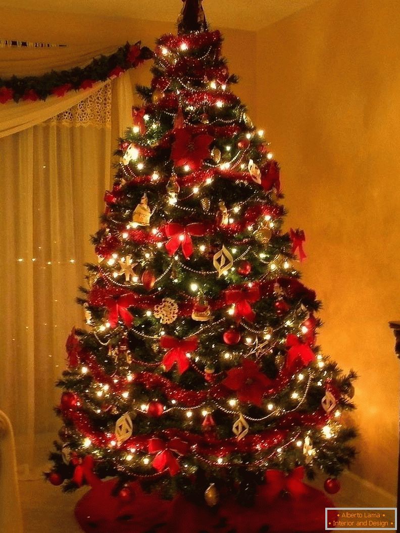 Božićno drvce s vijenacima