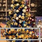 Tinsel i loptice na božićno drvce