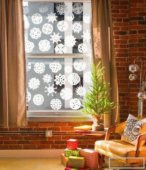 Rezati i ljepiti snježne pahuljice na prozorima za Novu godinu