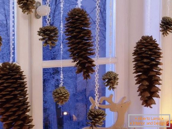 Božićni ukras prozora u unutrašnjosti - fotografija s prirodnim materijalima