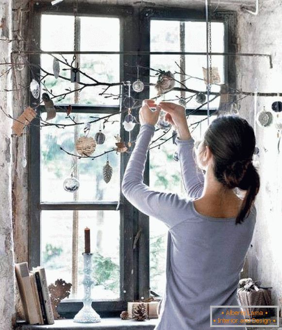 Kako ukrasiti prozor za Novu godinu - neobične ideje s granama