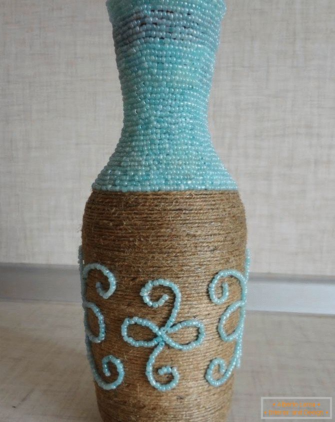 Dekoracija vaze vezica i kuglica
