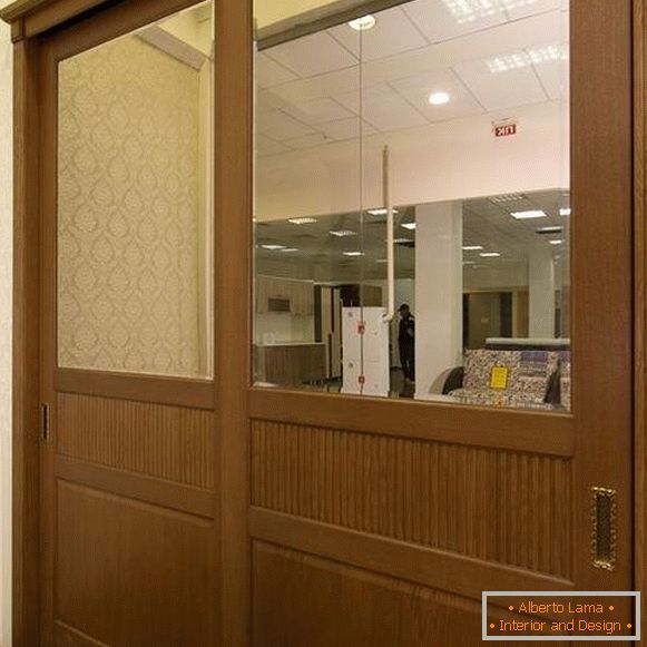 Drvena vrata za ugrađeni odjel za garderobu s ogledalom