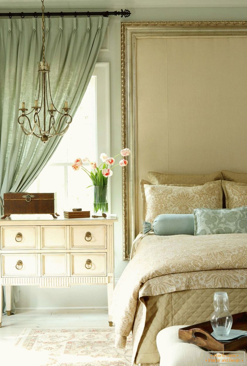 Klasični pompozni dizajn interijera spavaće sobe s pozadinskom tkaninom