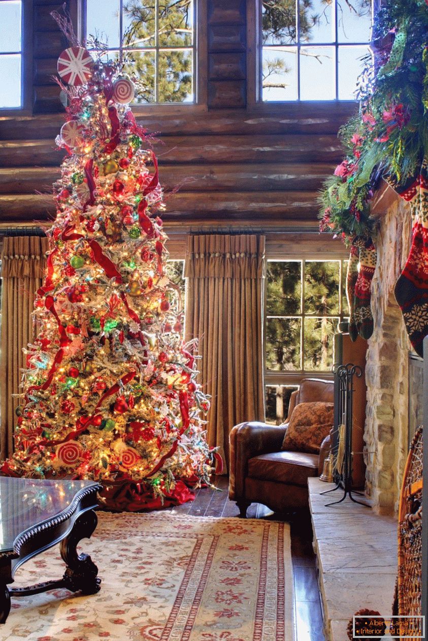 Veliko božično drvce ukrašeno staklenim igračkama
