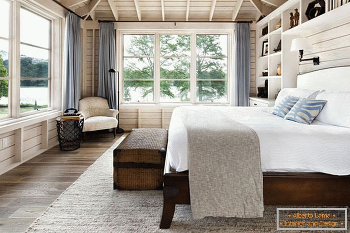 Spavaća soba u skandinavskom stilu s velikim bračnim krevetom od drva u kući francuskog poduzetnika.