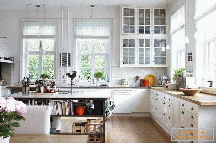 Prostrana kuhinja u skandinavskom stilu trebala bi biti svjetla što je više moguće. Prioritet se daje dnevnom svjetlu, tako da je kuhinja opremljena velikim prozorima s drvenim okvirima. 