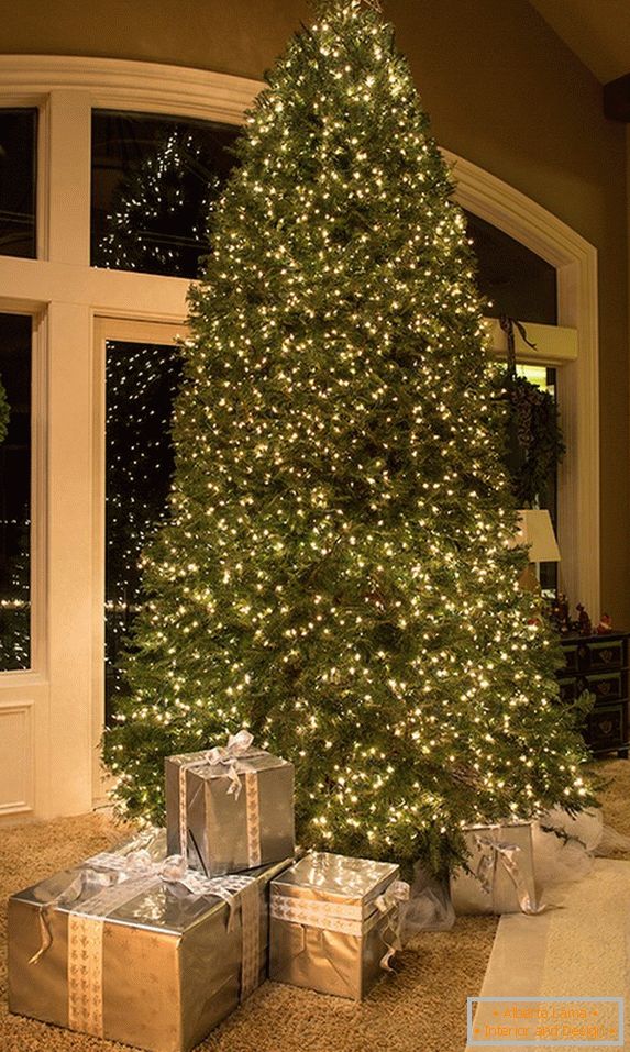 Neobičan ukras velikog božićnog drvca s vijencima