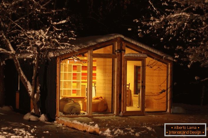 Nevjerojatna kuća na snježnom rubu šume. Prednost modularnog doma je njegova praktičnost i funkcionalnost.