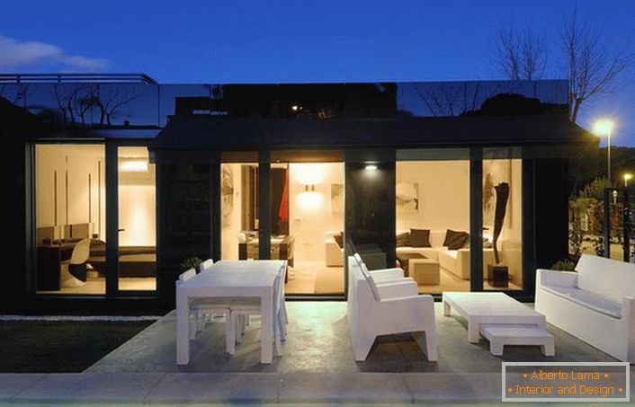 Moderan dizajn modularne kuće izgleda organski s pravilno dizajniranim dvorištem. 
